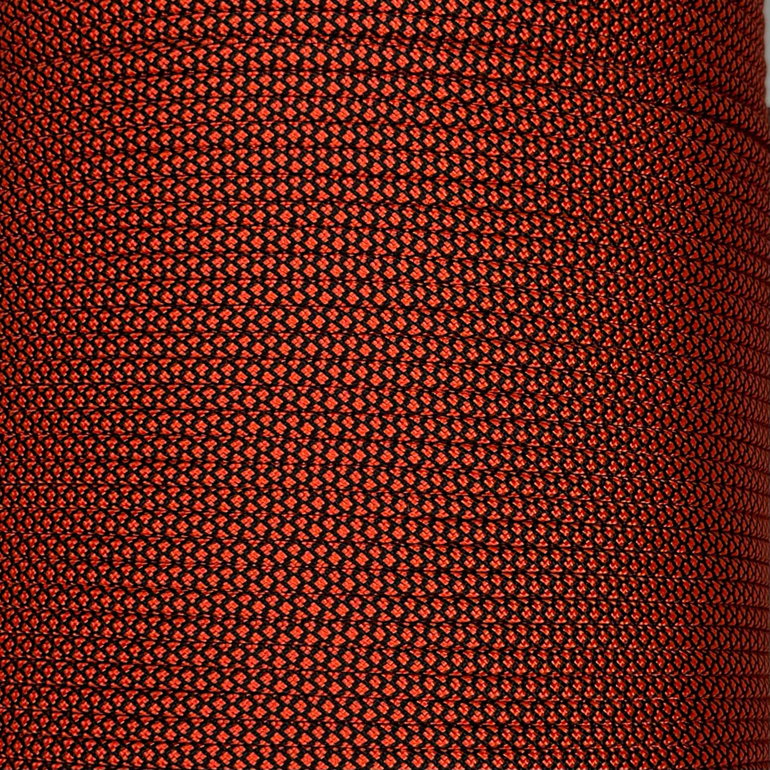 Diamantes de color naranja neón sobre paracord 550 negro