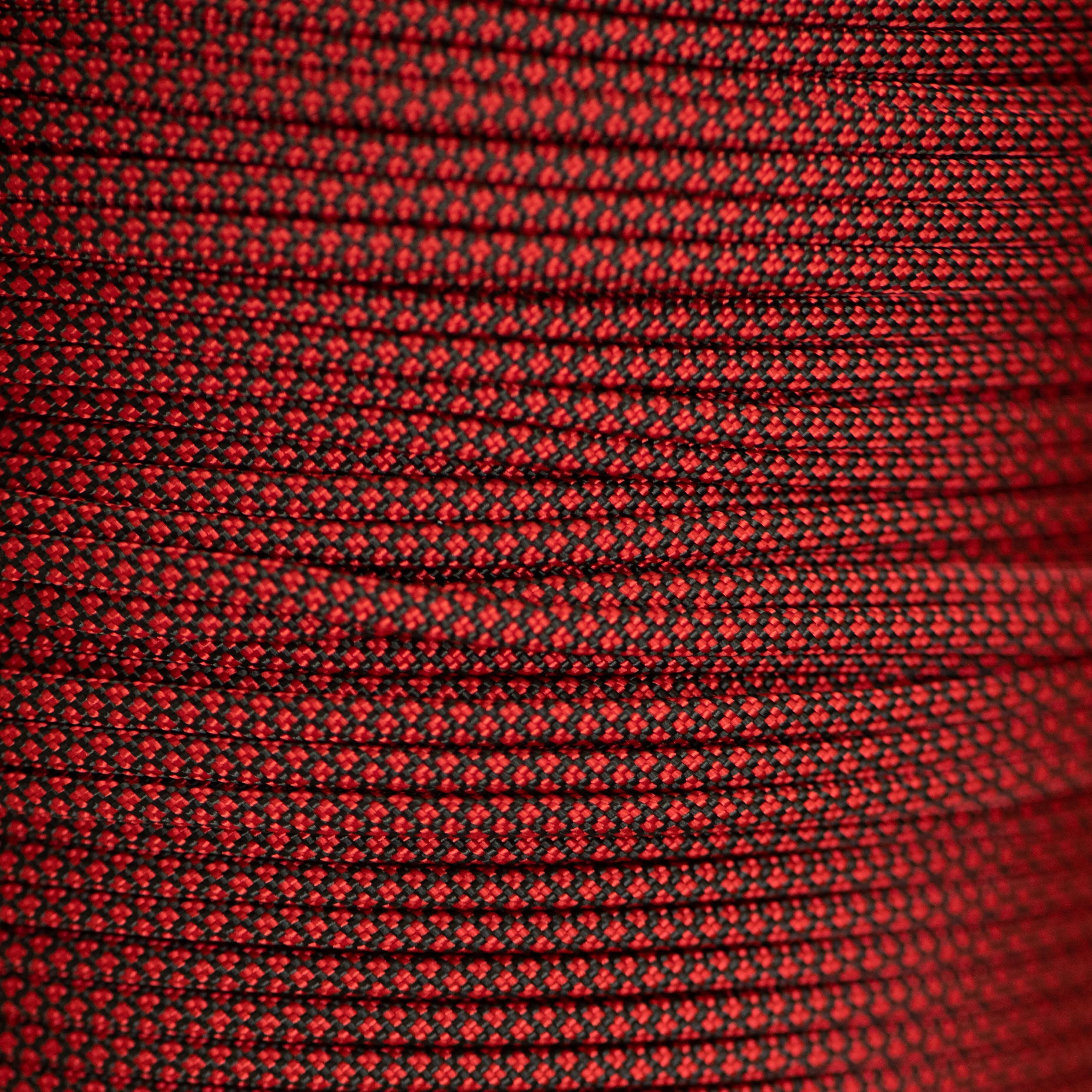 Diamantes rojos imperiales sobre paracord 550 negro