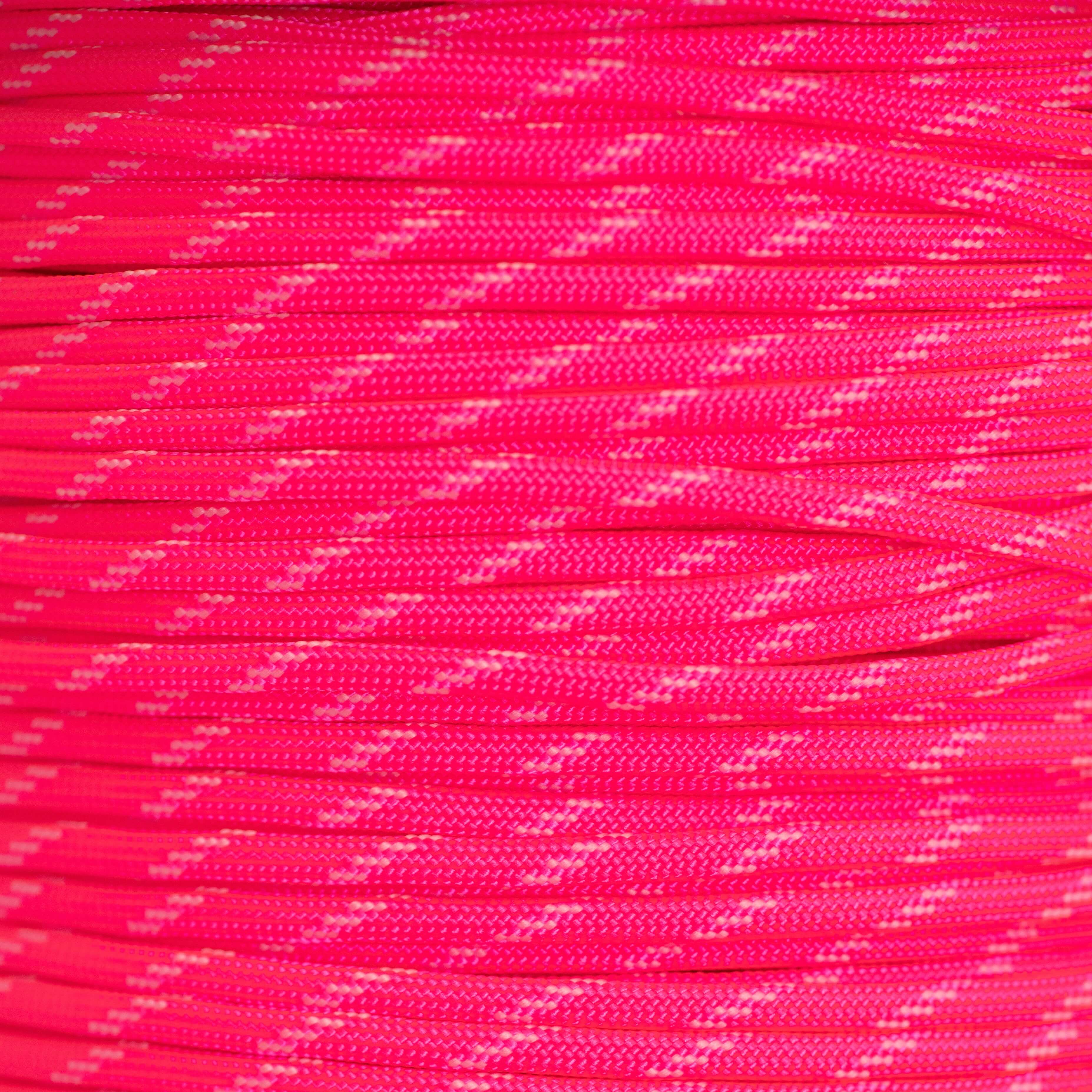 Paracord 550 de color rosa neón con 3 marcadores que brillan en la oscuridad