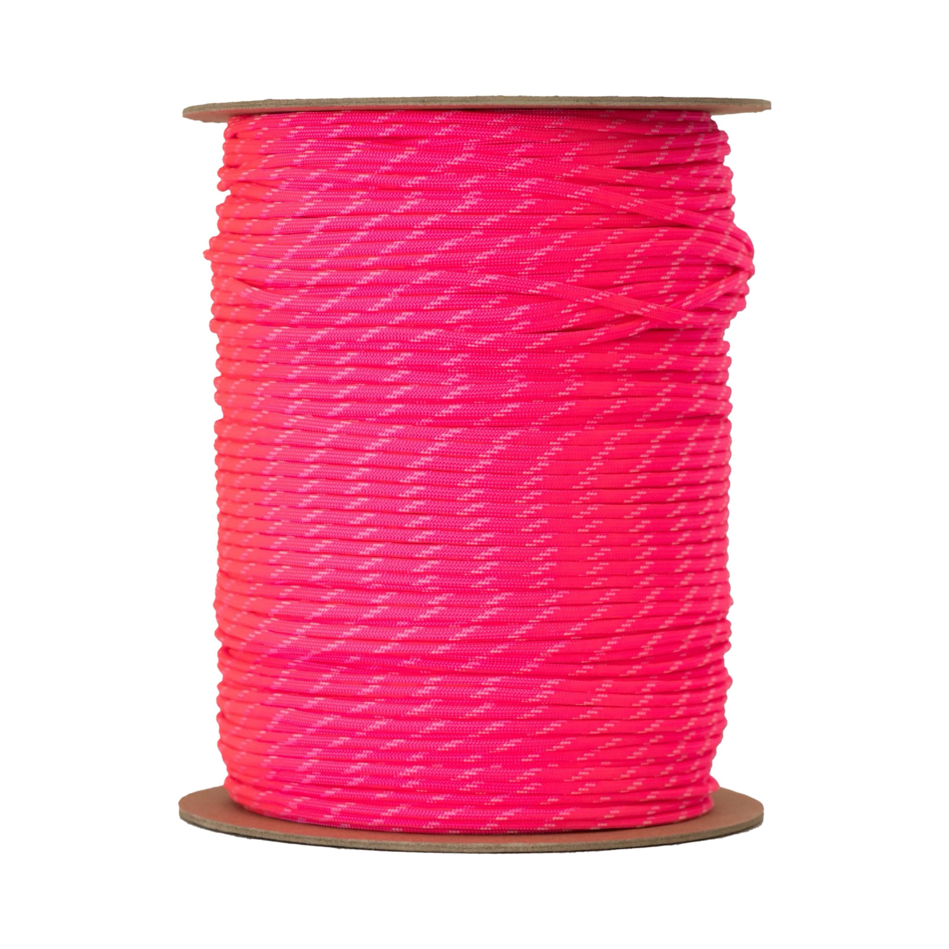 Paracord 550 de color rosa neón con 3 marcadores que brillan en la oscuridad