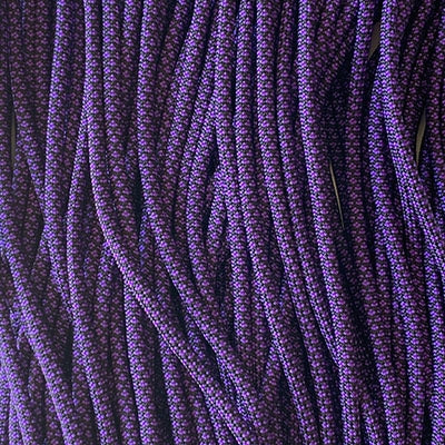 Diamantes de color púrpura ácido sobre paracord 550 negro